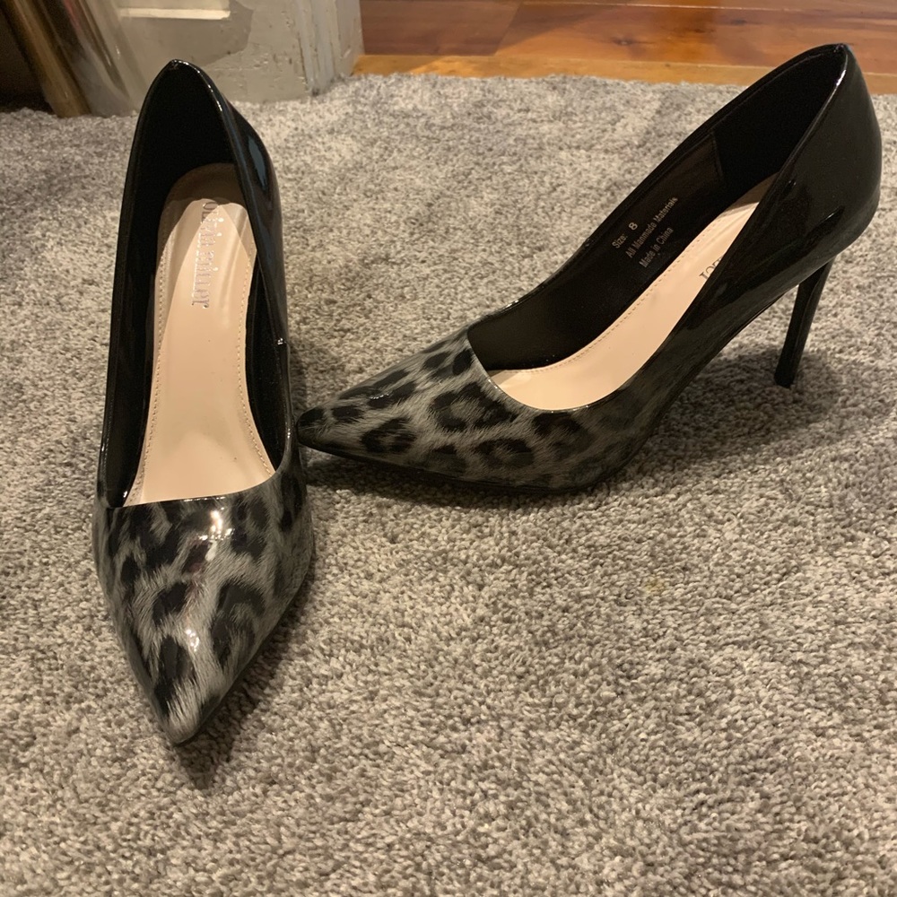 Grey leopard patent pumps